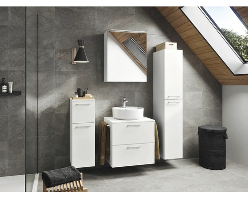 Modernes Badezimmer mit weißen Badmöbeln, Waschbecken und Spiegel