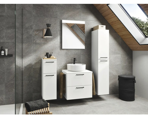 Modernes Badezimmer mit Waschbecken, Spiegelschrank und Hochschrank