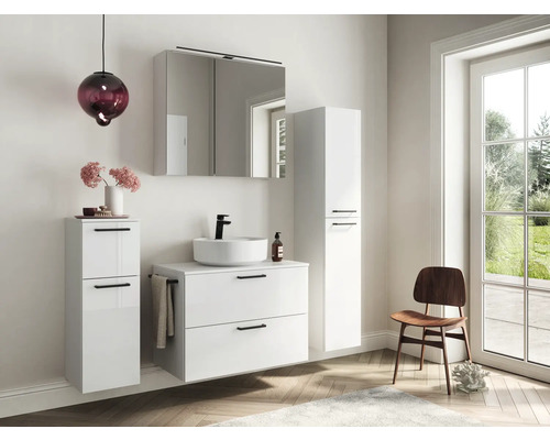 Badezimmer mit Waschtisch, Spiegelschrank, Hochschrank, Lampe und Stuhl