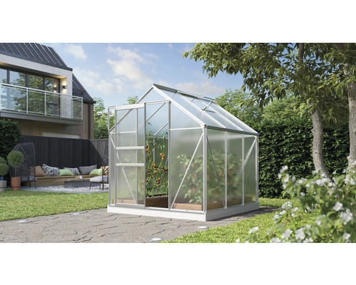 Gewächshaus im Garten mit geöffneter Tür und wachsenden Pflanzen