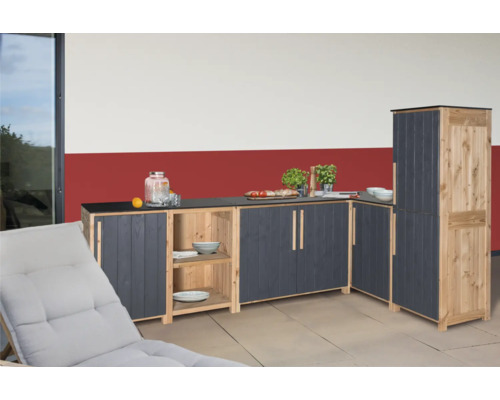 Außenküche aus Holz mit Stauraum und Arbeitsfläche im Garten