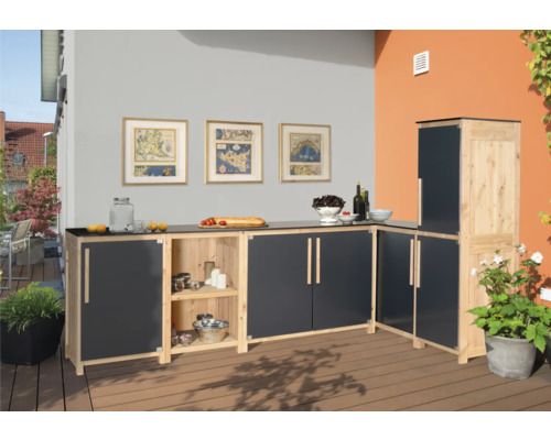 Außenküche aus Holz mit Arbeitsplatte und Stauraum auf einer Terrasse.