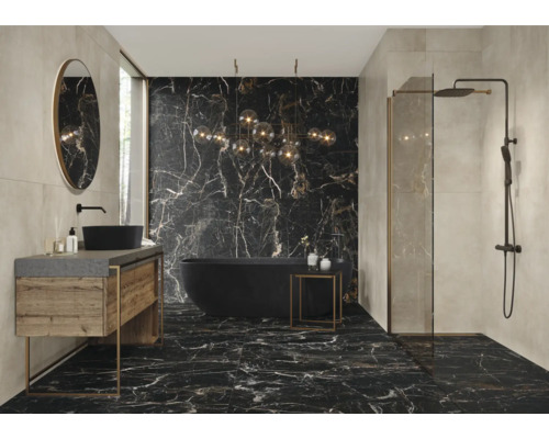 Modernes Badezimmer mit schwarzem Marmorboden, Badewanne, Waschtisch und Dusche.
