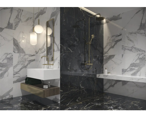 Modernes Badezimmer mit Marmorfliesen an Wänden und Boden, Dusche und Waschtisch.