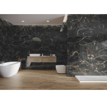 Modernes Badezimmer mit Badewanne, Waschtisch, Toilette und Marmorfliesen