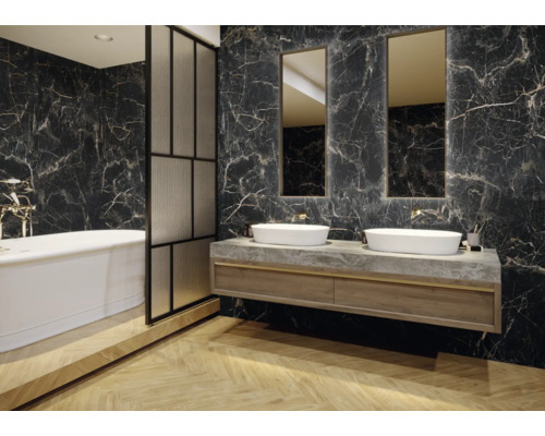 Badezimmer mit Badewanne, Waschtisch, Waschbecken und Spiegeln vor Wandfliesen in Marmoroptik