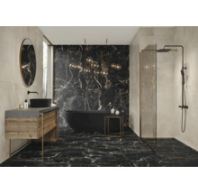 Modernes Badezimmer mit Waschtisch, Spiegel, Badewanne und Marmorfliesen