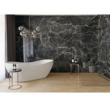 Modernes Badezimmer mit freistehender Badewanne, Marmorfliesen und Holzboden für eine helle und stilvolle Atmosphäre.