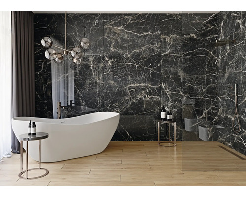 Modernes Badezimmer mit freistehender Badewanne, Marmorfliesen und Holzboden für eine helle und stilvolle Atmosphäre.