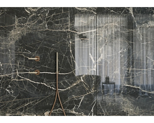 Duschbereich mit Armaturen und schwarzem Marmor