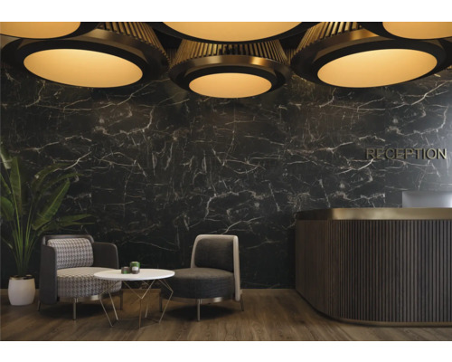 Moderner Empfangsbereich mit Marmorwand, Rezeptionstisch und Sitzgelegenheiten