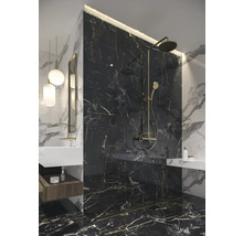 Modernes Badezimmer mit Marmorfliesen, Dusche und Waschtisch.