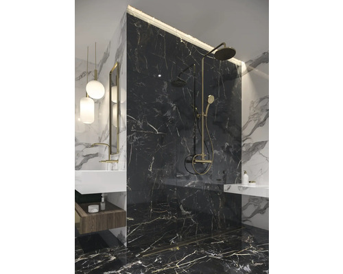 Modernes Badezimmer mit Marmorfliesen, Dusche und Waschtisch.