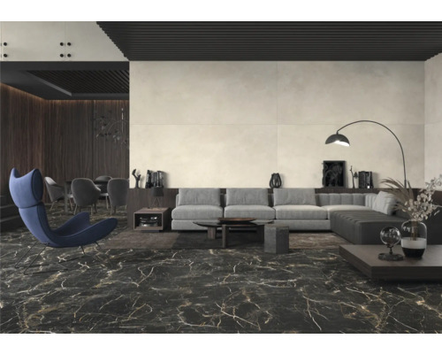 Wohnzimmer mit Sofa, Sessel und Bodenfliesen in Marmoroptik