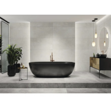 Modernes Badezimmer mit freistehender Badewanne, Waschtisch und grossformatigen Fliesen.