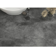 Badezimmer mit grauen Fliesen und Badewanne