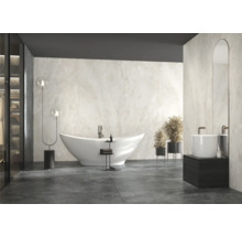 Modernes Badezimmer mit freistehender Badewanne, Waschtisch und begehbarem Kleiderschrank