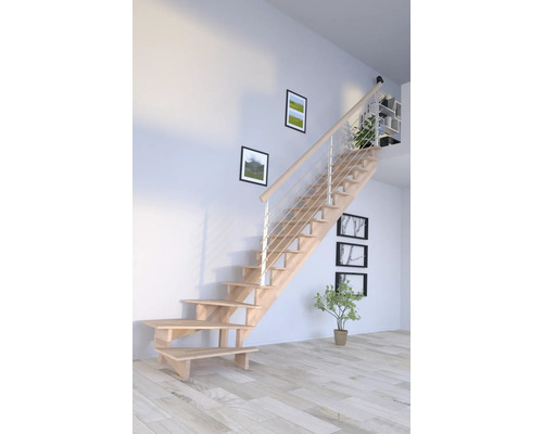 Holztreppe mit Metallgeländer im hellen Raum