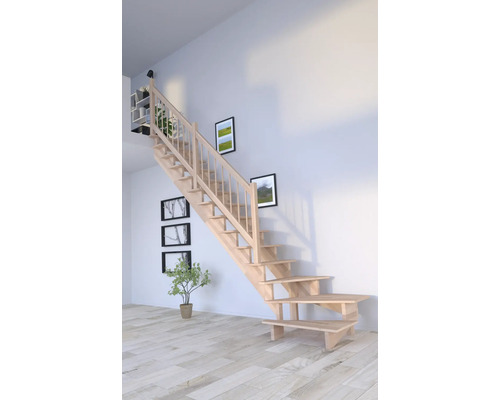 Holztreppe im Wohnraum mit Wanddekorationen und Zimmerpflanze