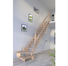 Holztreppe mit Geländer im Innenraum.