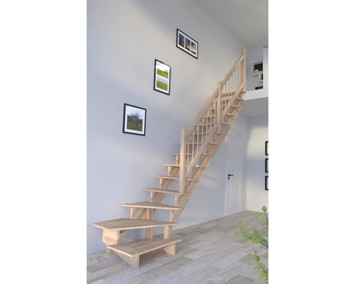 Holztreppe mit Geländer im Innenraum.