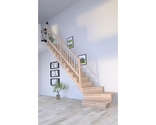 Holztreppe mit Geländer in einem hellen Raum.