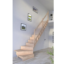 Holztreppe mit Handlauf in einem hellen Raum