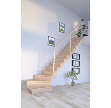Holztreppe mit Geländer in einem hellen Raum