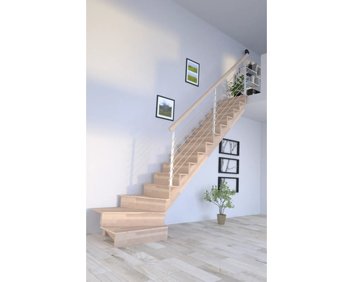 Holztreppe mit Geländer in einem hellen Raum