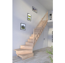 Holztreppe mit Geländer in einem hellen Raum