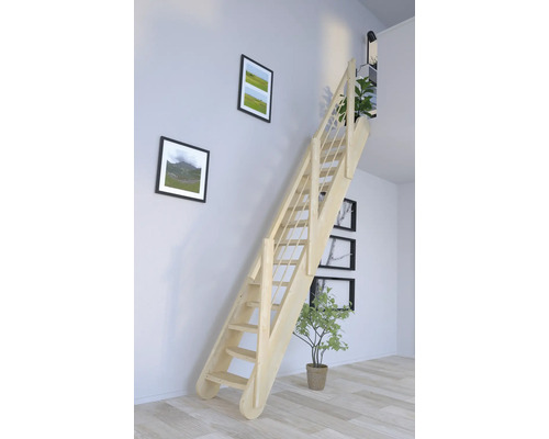 Holztreppe mit Geländer in einem hellen Raum