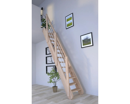 Raumansicht mit Holztreppe mit Geländer