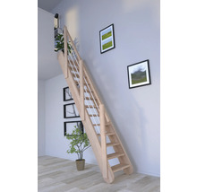 Holztreppe mit Geländer in einem hellen Raum mit Dekoration