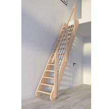 Holztreppe mit Metallgeländer im Innenraum