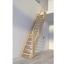 Holztreppe mit Geländer im Innenraum