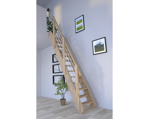 Holztreppe mit Geländer in einem hellen Raum