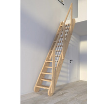 Holztreppe mit Geländer im Innenraum