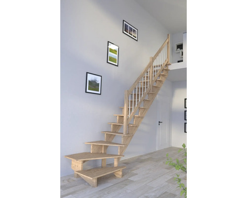 Holztreppe in einem hellen Raum mit Bildern an der Wand