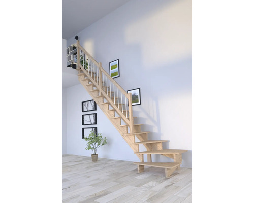 Holztreppe mit Metallgeländer in hellem Raum