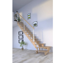 Holztreppe mit Metallgeländer in einem hellen Raum.