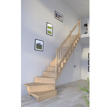 Holztreppe mit Geländer in einem hellen Raum
