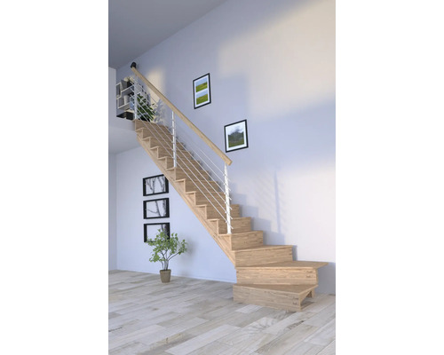 Raumansicht mit Holztreppe, Edelstahlgeländer und Wanddekoration