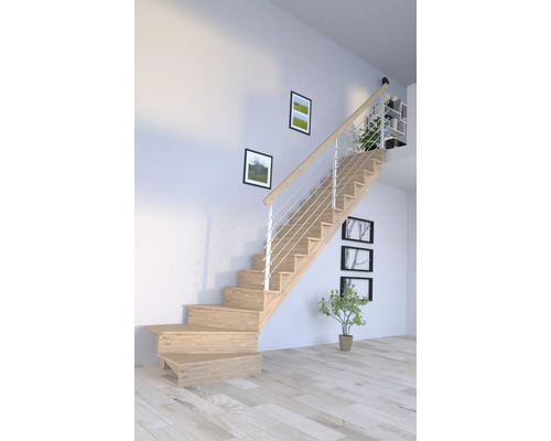 Holztreppe mit Geländer in einem hellen Raum.