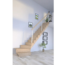 Holztreppe mit Geländer in einem hellen Raum
