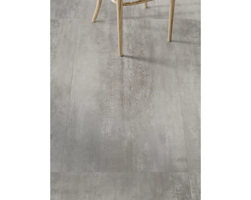 Fliesenboden mit Betonoptik und Stuhlbeinen im Vordergrund.