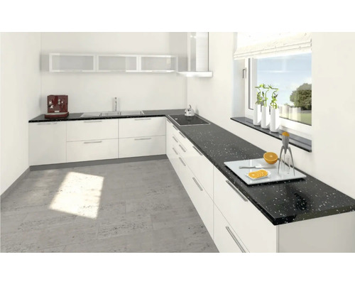 Helle Küche mit weißen Schränken und schwarzer Arbeitsplatte