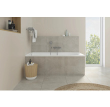 Helles Badezimmer mit Badewanne, Armatur und Ablagefläche
