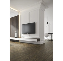 Wohnzimmer mit Fernseher, Wandpaneelen und Holzfußboden für ein modernes Ambiente.