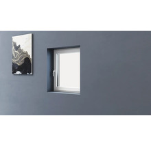 Geschlossenes Fenster mit Fensterrahmen in einer Wand