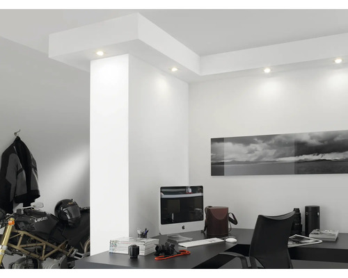 Modernes Arbeitszimmer mit Schreibtisch, Computer und Motorrad